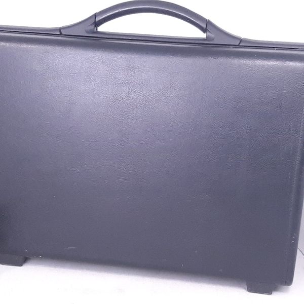 Samsonite Hard Shell Briefcase with Combination Lock, 18 x 14 x 5, Black Faux Leather Textured. Hard Sided Briefcase, Very Good Condition