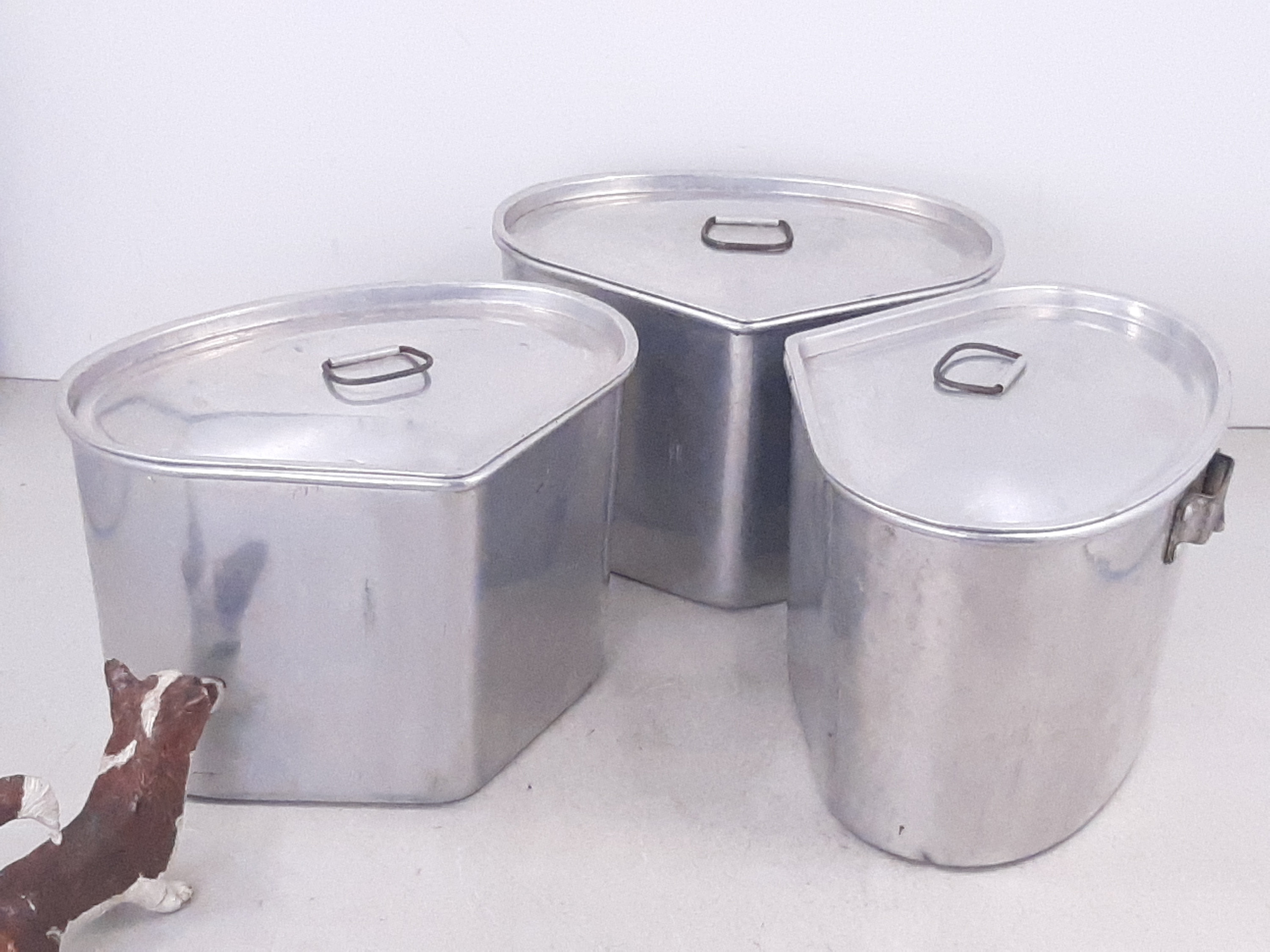 Set of 3 Vintage Wear Ever Aluminum Triangular Pots With Set of 3 Vintage Wear Ever Aluminum Triangular Pots With