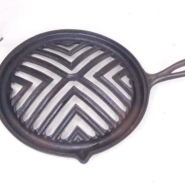 Vintage Cast Iron Broiler Pan with Grease Catching Rim and Spout, Unmarked, 10.5" Diam. Size 8, Cast Iron Bacon Cooker, Clean, Light Season