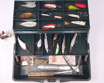 Vintage Fishing Lure Lot in Tackle Box, 19 lures, Bait Knife, Skinner,  Scaler, Aqua Spoons, Red Eye Spoon, Rebel Jerkbaits, Norman Crankbait