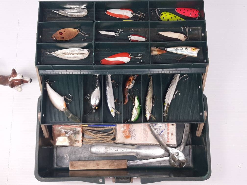 Vintage Fishing Lure Lot in Tackle Box, 19 Lures, Bait Knife, Skinner,  Scaler, Aqua Spoons, Red Eye Spoon, Rebel Jerkbaits, Norman Crankbait 