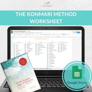 Puede incluir: Un ordenador portátil que muestra una hoja de cálculo de Google Sheets con una lista de verificación del método Konmari. La hoja de cálculo está dividida en categorías para ropa, libros, papeles, komono y artículos sentimentales. La hoja de cálculo se titula "Konmari Spreadsheet Menoplu". El portátil está abierto y la pantalla es visible. El portátil está sobre una mesa. La imagen también incluye un libro titulado "La magia del orden" de Marie Kondo.