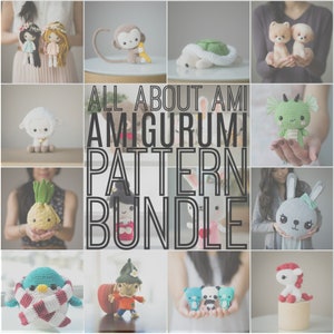 Puede incluir: Un collage de imágenes que presentan varios patrones de amigurumi de crochet, incluyendo una tortuga, un mono, un dragón, un unicornio, un pingüino, un espantapájaros, una piña, un conejito, una oveja y dos perros. El texto "ALL ABOUT AMI AMIGURUMI PATTERN BUNDLE" se muestra en el centro del collage.