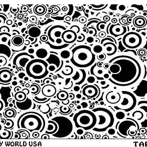 Peut inclure: Motif abstrait noir et blanc avec des cercles qui se chevauchent de tailles différentes. Le motif rappelle des cibles. Le texte "ART CLAY WORLD USA" apparaît en bas à gauche et "TARGETS" en bas à droite.