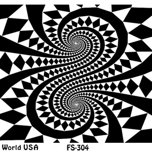 Peut inclure: Impression d'art abstrait en noir et blanc avec un motif de diamants en spirale. L'impression comporte le texte "Art Clay World USA" et "FS-304" dans les coins inférieurs et "Vronk" dans le coin inférieur droit.