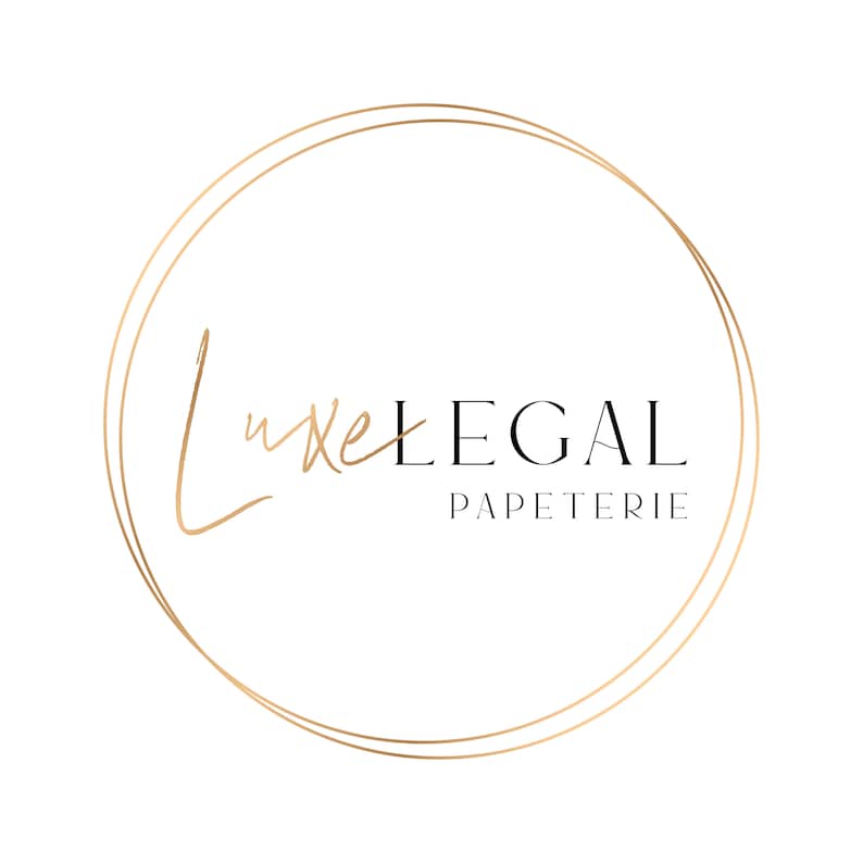 Może przedstawiać: Złote koło z podw&oacute;jną obw&oacute;dką i tekstem "Luxe LEGAL PAPETTERIE" w kolorze czarnym.