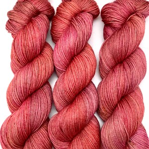 Peut inclure: Trois écheveaux de fil de couleur rouge foncé avec de subtiles variations de teinte.