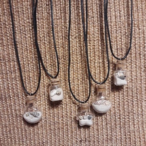 Collar de playa en una botella