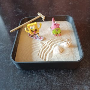 Mini jardín zen de dibujos animados con fondo de playa