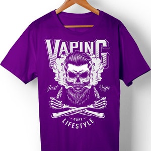 Peut inclure: T-shirt violet avec un graphique blanc d'un cr&acirc;ne avec une barbe, en train de vapoter, et le texte "VAPING Just Vape DOPE LIFESTYLE".