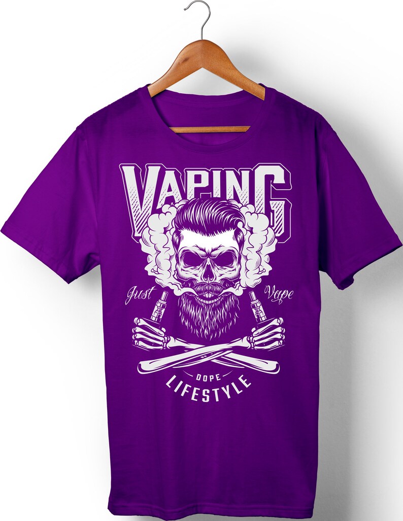 Peut inclure: T-shirt violet avec un graphique blanc d'un cr&acirc;ne avec une barbe, en train de vapoter, et le texte "VAPING Just Vape DOPE LIFESTYLE".