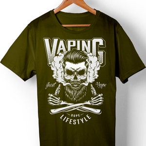 Peut inclure: Un t-shirt vert avec un motif de cr&acirc;ne blanc. Le cr&acirc;ne a une barbe et tient deux stylos vape. Le texte "VAPING" est au-dessus du cr&acirc;ne et le texte "Just Vape" est en dessous du cr&acirc;ne. Le texte "Dope Lifestyle" est en dessous des stylos vape.