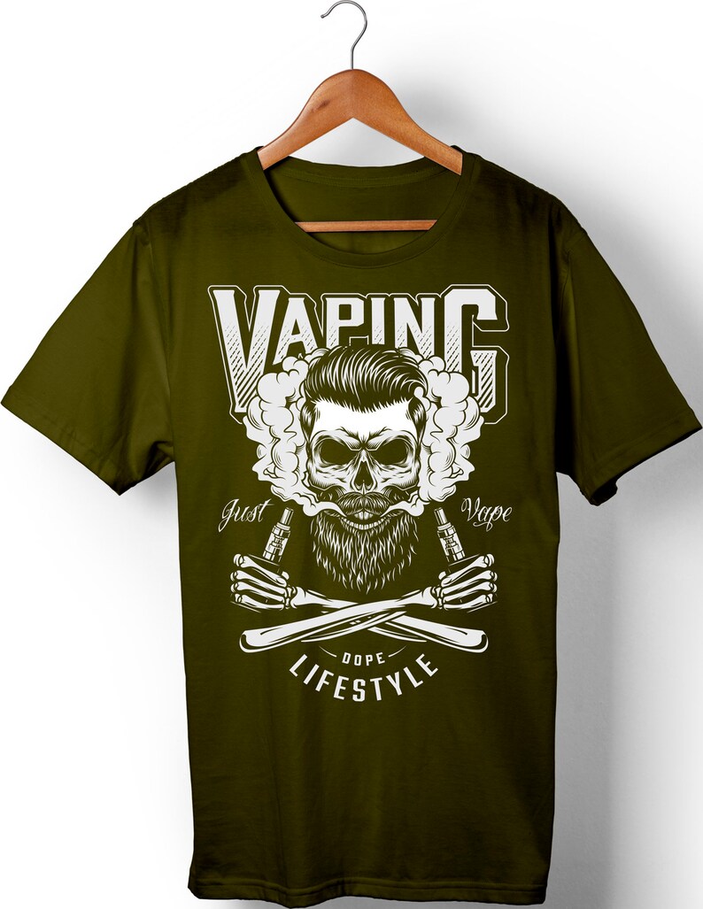 Peut inclure: Un t-shirt vert avec un motif de cr&acirc;ne blanc. Le cr&acirc;ne a une barbe et tient deux stylos vape. Le texte "VAPING" est au-dessus du cr&acirc;ne et le texte "Just Vape" est en dessous du cr&acirc;ne. Le texte "Dope Lifestyle" est en dessous des stylos vape.