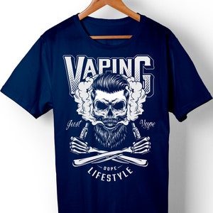 Peut inclure: Un t-shirt bleu marine avec un motif de cr&acirc;ne blanc. Le cr&acirc;ne porte une barbe et a un nuage de fum&eacute;e qui sort de sa bouche. Le texte "VAPING" est au-dessus du cr&acirc;ne, et le texte "Just Vape" est en dessous du cr&acirc;ne. Le texte "Dope Lifestyle" est en dessous du cr&acirc;ne et des os crois&eacute;s.