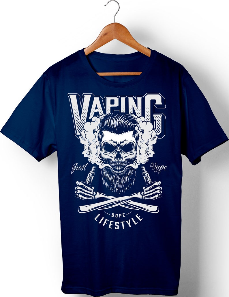 Peut inclure: Un t-shirt bleu marine avec un motif de cr&acirc;ne blanc. Le cr&acirc;ne porte une barbe et a un nuage de fum&eacute;e qui sort de sa bouche. Le texte "VAPING" est au-dessus du cr&acirc;ne, et le texte "Just Vape" est en dessous du cr&acirc;ne. Le texte "Dope Lifestyle" est en dessous du cr&acirc;ne et des os crois&eacute;s.