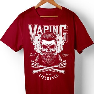 Peut inclure: T-shirt rouge avec un motif de cr&acirc;ne blanc. Le cr&acirc;ne porte une barbe et a un nuage de fum&eacute;e qui sort de sa bouche. Le texte "VAPING" est au-dessus du cr&acirc;ne, et le texte "Just Vape" est en dessous du cr&acirc;ne. Le texte "Dope Lifestyle" est en dessous du cr&acirc;ne et de la vape.