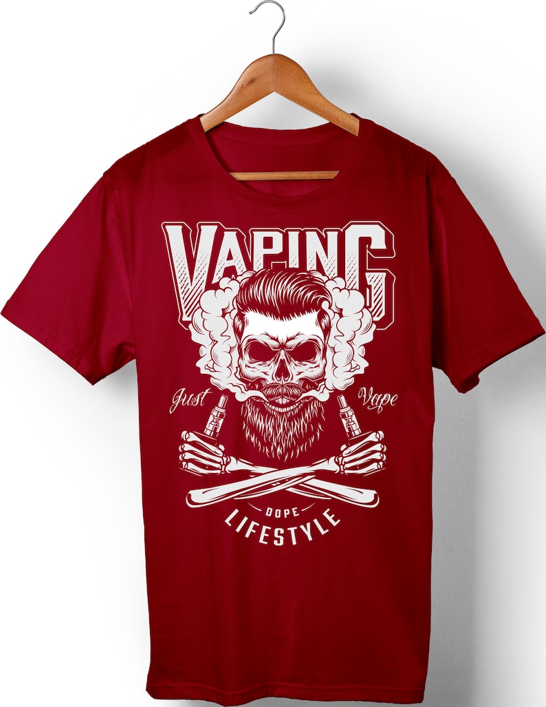 Peut inclure: T-shirt rouge avec un motif de cr&acirc;ne blanc. Le cr&acirc;ne porte une barbe et a un nuage de fum&eacute;e qui sort de sa bouche. Le texte "VAPING" est au-dessus du cr&acirc;ne, et le texte "Just Vape" est en dessous du cr&acirc;ne. Le texte "Dope Lifestyle" est en dessous du cr&acirc;ne et de la vape.
