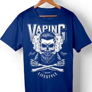Peut inclure: Un t-shirt bleu avec un motif blanc repr&eacute;sentant un cr&acirc;ne avec une barbe et une moustache, tenant deux stylos vape. Le cr&acirc;ne est entour&eacute; de nuages de vapeur. Le texte "VAPING" est au-dessus du cr&acirc;ne, et le texte "Just Vape" est en dessous du cr&acirc;ne. Le texte "Dope Lifestyle" est en dessous des stylos vape.