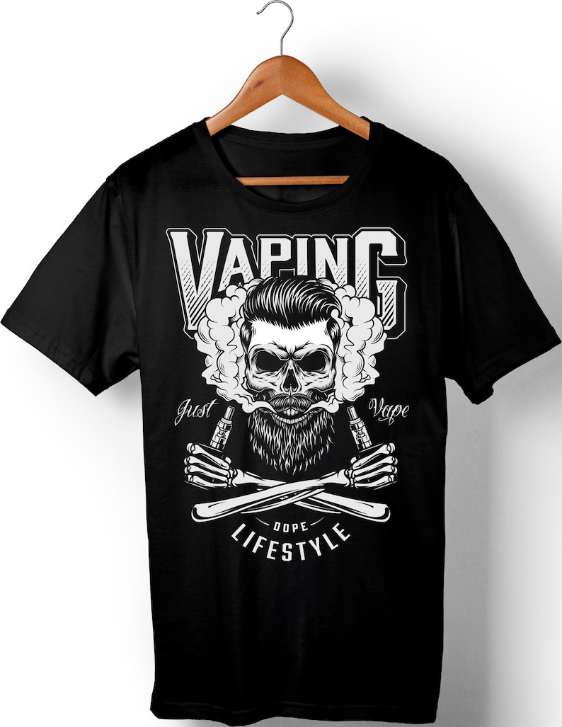Peut inclure: T-shirt noir avec un graphique blanc d'un cr&acirc;ne avec une barbe et une moustache, tenant un appareil de vapotage et entour&eacute; de nuages de fum&eacute;e. Le texte "VAPING" est au-dessus du cr&acirc;ne, et le texte "Just Vape" est en dessous du cr&acirc;ne. Le texte "Dope Lifestyle" est en dessous de l'appareil de vapotage.