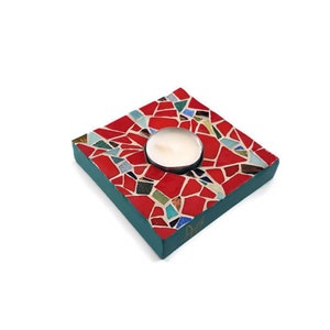 Può includere: Portacandele in mosaico di piastrelle di colore turchese e rosso con una candela tealight bianca al centro.