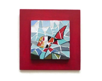 Petit tableau poisson en mosaïque sur cadre rouge