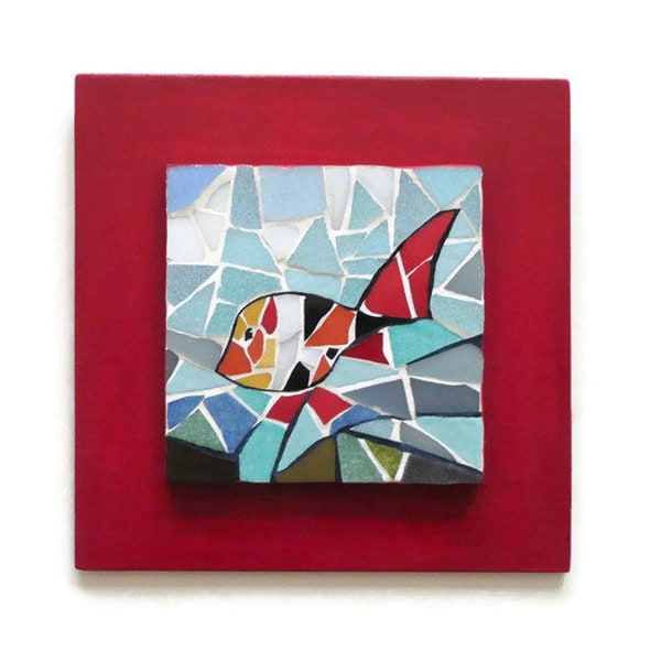 Petit tableau poisson en mosaïque sur cadre rouge