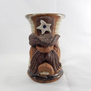 Taza de cerámica con diseño de vaquero con cara fea / Arte de estudio firmado con cara graciosa de ayudante del sheriff en 3D / Jarra de cerámica hecha a mano para café, té o cerveza / Taza grande de arte popular