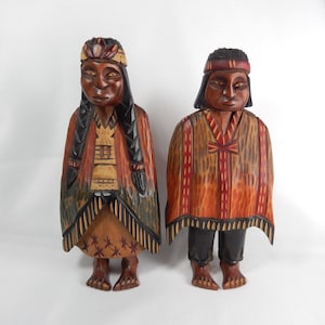 Dos esculturas antiguas de madera chilena talladas y pintadas a mano: par de raras figuras de madera del jefe tribal mapuche chemamüll "Lonco" de Chile.