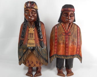 Dos esculturas antiguas de madera chilena talladas y pintadas a mano: par de raras figuras de madera del jefe tribal mapuche chemamüll "Lonco" de Chile.