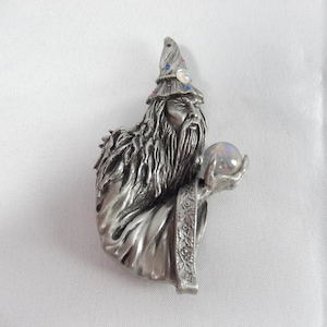 Broche vintage de JJ PEWTER WIZARD / Gran broche vintage llamativo / Hechicero con orbe de bola de cristal / Finamente detallado por J.J. Jonette, década de 1980