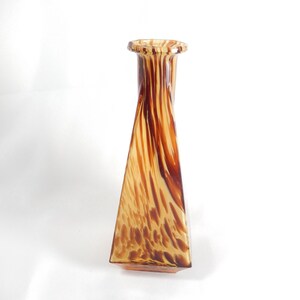 Vaso de vidro artístico italiano em cristal branco com efeito espiral - âmbar/marrom tartaruga - formato de pirâmide de 4 lados - cristal soprado à mão de Murano, Itália