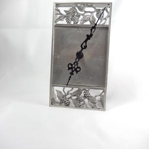 Lovely SEAGULL PEWTER CLOCK - Gorgeous 1999 Grape Vine / Leaf Pattern Free Standing Desk Clock - Etain Zinn Canada # CXL3 - Battery Operated