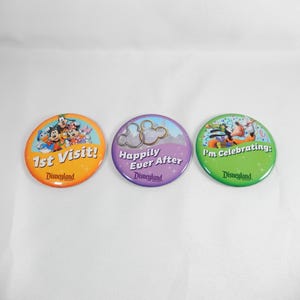 3 DISNEYLAND RESORT Pins - 1st Visit / Happily Ever After / I'm Feiern - Disney 7,5 cm Buttons - Goofy Mickey Minnie Pluto