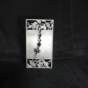 Lovely SEAGULL PEWTER CLOCK - Gorgeous 1999 Grape Vine / Leaf Pattern Free Standing Desk Clock - Etain Zinn Canada # CXL3 - Battery Operated
