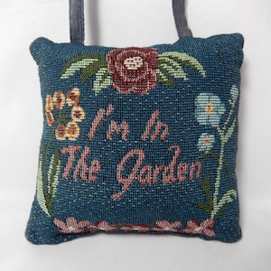 Jestem w ogrodzie - wieszak na gałkę do drzwi z motywem kwiatowym i haftem gobelinowym w stylu vintage - mała, niebieska, wisząca poduszka, 5,25" x 5,25"