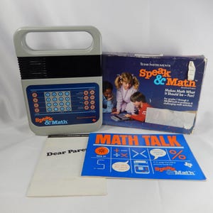 以下が含まれることがあります： テキサス・インスツルメンツのヴィンテージSpeak & Math教育玩具。グレーと黒のハンドヘルドデバイスにはハンドルとボタン付きの青いパネルがあります。「Dear Parent」の小冊子と「Math Talk」カード、箱が含まれています。