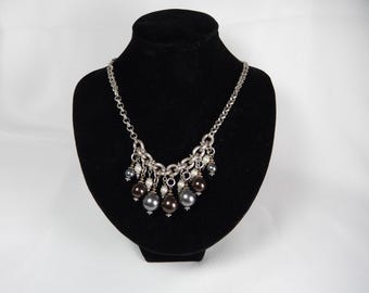 BRIGHTON BAUBLE BATH-ketting - grijsbruin witte nepparels van 17 tot 19 inch - zilverkleurig statement stuk met hangende kralen - gewoon prachtig