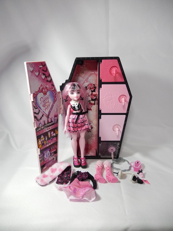 monster high doll and fashion set draculaura with dress-up locker Skulltimate Secrets Fearidescent COMPLETE Coffin Keys & All the Original Accessories LC2B