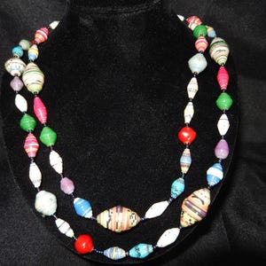 Collana di perline di carta riciclata arrotolata africana da 22" - Multicolore fatta a mano Boho - Perline multicolori colorate realizzate a mano da artigiani africani - Adorabile