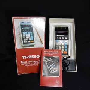 以下が含まれることがあります： オリジナルの箱に入った、ビンテージのTexas Instruments TI-2550電子計算機（メモリ付き）。計算機は黒とシルバーのデザインで、カラフルなボタンが付いています。マニュアルと電源アダプターも含まれています。