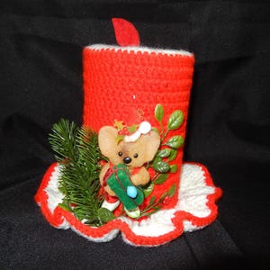 Stort virkat ljus med flockad koala - Stort 20 cm högt bordsdekoration - Konstjärnek - 23 cm bred volangvirkad bas - Vintage 1960-tal