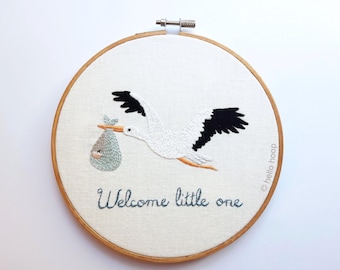 コウノトリの刺繍パターン：小さなお子様を歓迎する手刺繍（PDF）