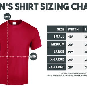 Op de afbeelding: Een rood t-shirt met een maattabel. De tabel geeft maten van Small tot 2X-Large, met breedte- en lengtematen in inches. De tekst "MEN'S SHIRT SIZING CHART" staat bovenaan.