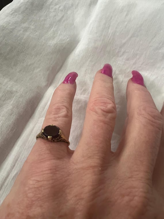 Antique 14kt yellow gold filigree garnet ring (134-8)