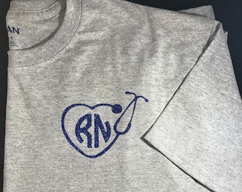 Camiseta de enfermera, camiseta con estetoscopio, camiseta de enfermera con estetoscopio, camiseta de enfermera con brillo, camiseta de enfermera con licencia (RN LPN), camiseta de manga corta de enfermera, camiseta de enfermera con brillo