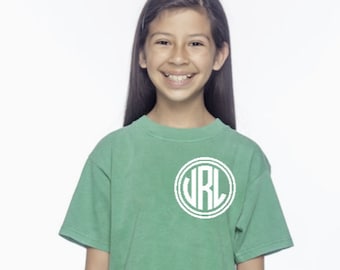 Camiseta Youth Monogrammed Comfort Colors, Camisa Circle Monogram, Camisa personalizada, camiseta Monogrammed Comfort Color, camiseta con monograma juvenil