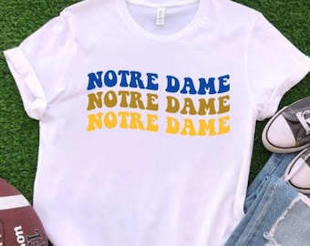 Groovy Wave ND retro Iers voetbalshirt student cadeau blauw goud voetbal T-shirt Ierse South Bend bumperkleven voetbalseizoenshirt