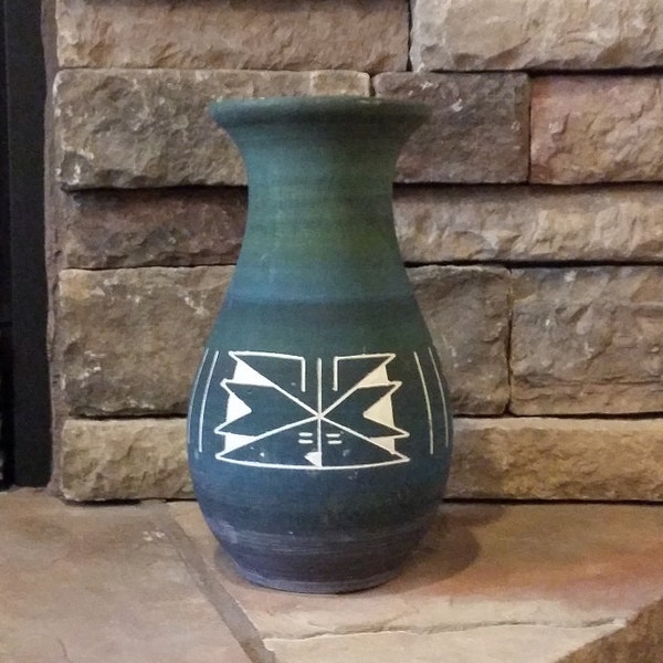 Sioux Pottery Small Yard Vase