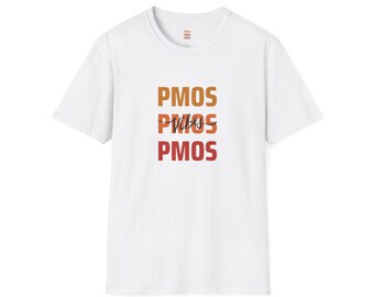 Camiseta PMOS con texto apilado / Tipografía retro naranja y marrón