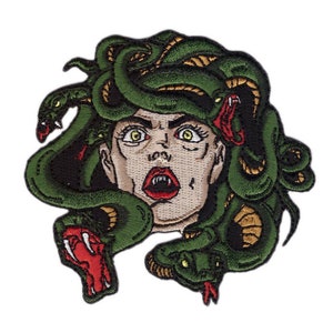 Könnte beinhalten: Ein gestickter Aufnäher, der das Gesicht einer Frau mit Schlangen als Haaren zeigt. Die Frau hat einen schockierten Ausdruck und ihren Mund offen. Der Aufnäher ist grün und rot.
